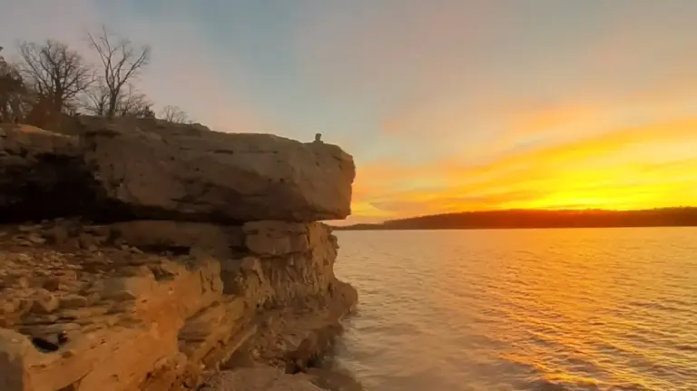 Escape the Neon: Uncovering the Tranquil Wilderness of Beaver Creek Park and Bull Shoals Lake