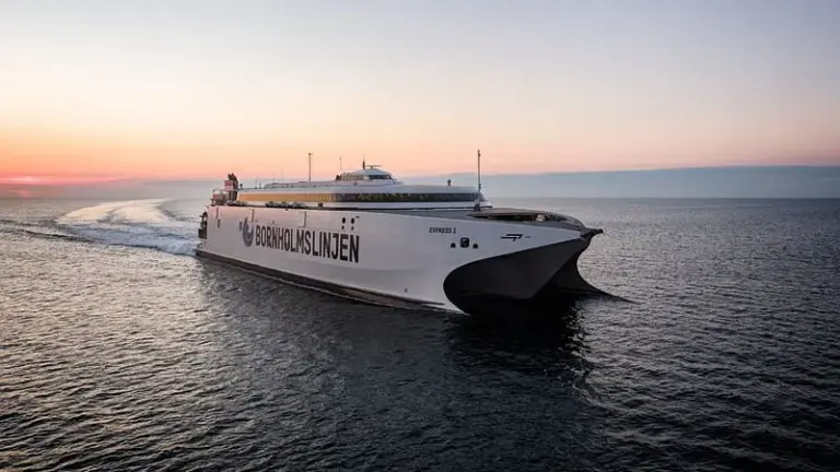 Record Passenger Surge Meets Operational Friction: Molslinjen Faces DKK 1.3 Million Fine Amid Bornholmslinjen Summer Delay Crisis