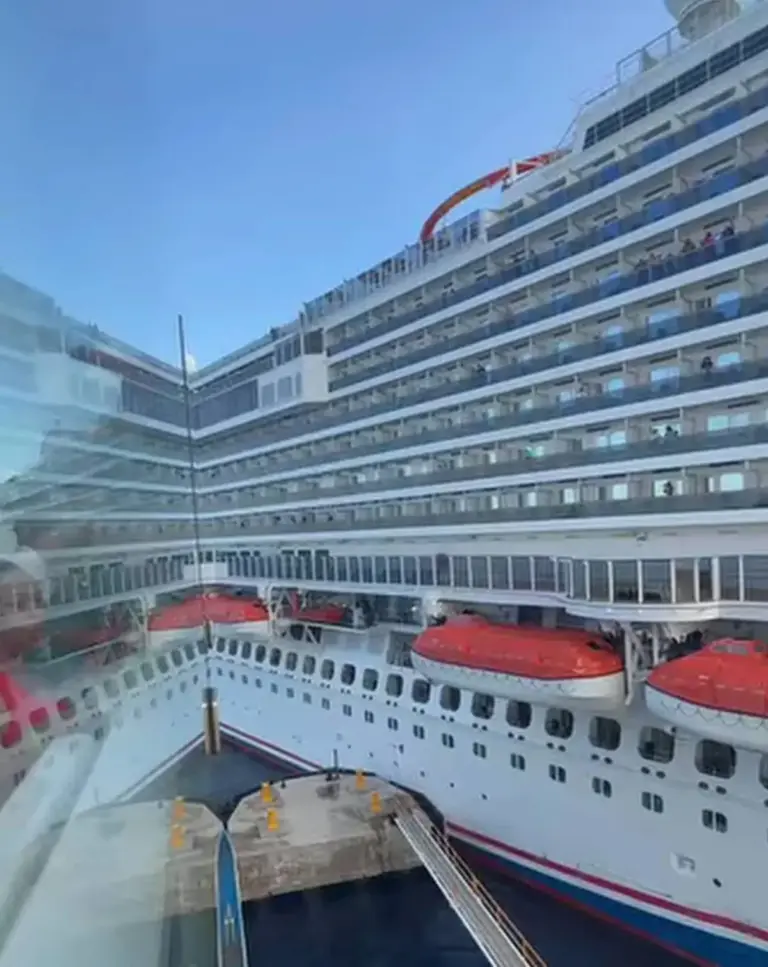 Maritime Incident Report: Carnival Breeze Sustains Hull Scrapes During Cozumel Docking Maneuver