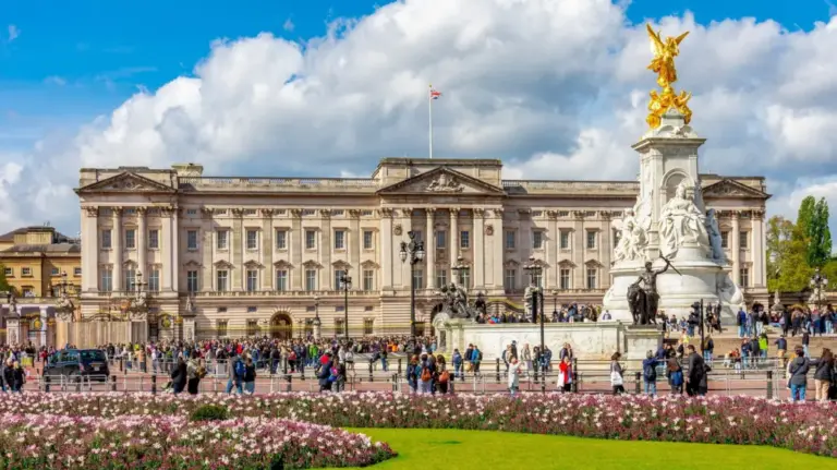 Navigating the Crown’s Gates: The Comprehensive Security and Confiscation Guide for Buckingham Palace Visitors