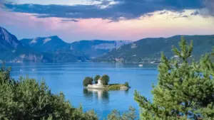 The Alpine Marvel of Lac de Serre-Ponçon: France’s Grand Reservoir of Power, Beauty, and Engineering