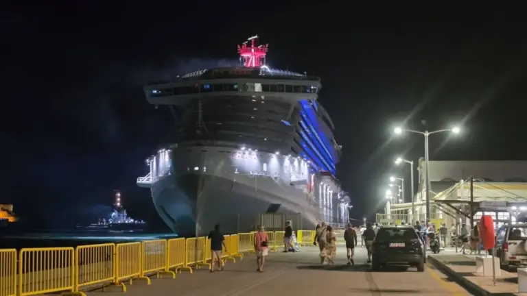 Dramatic Night in the Aegean: Scarlet Lady Breaks Free from Mooring Lines in Rhodes Amid Severe Weather
