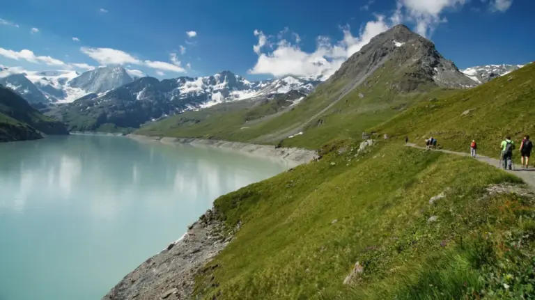 Switzerland’s Alpine Marvel: Unveiling Lac des Dix and the Engineering Mastery of the Grande Dixence Dam